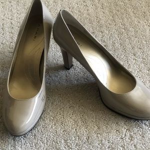 Tahari cream  pump heels